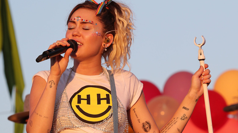 Miley Cyrus canta al microfono