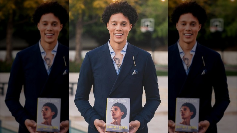 Brittney Griner con in mano il suo libro di memorie