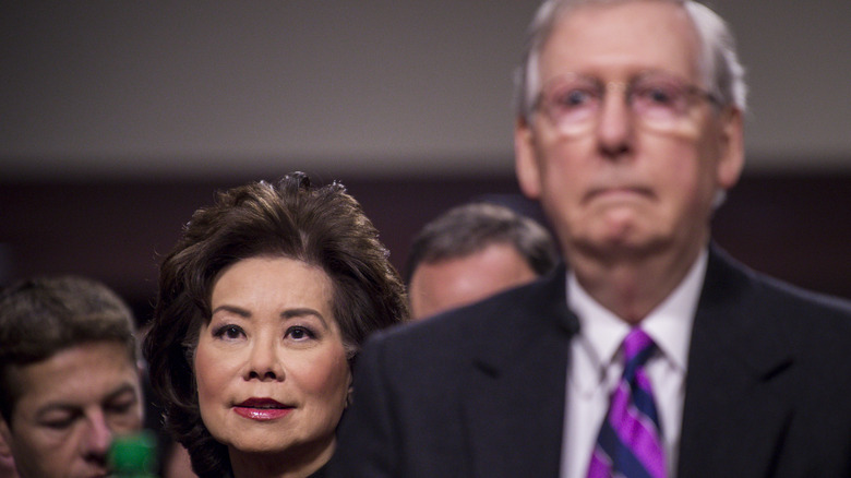 Elaine Chao è in piedi accanto a Mitch McConnell con un'aria cupa