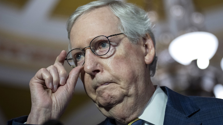 Mitch McConnell con in mano gli occhiali