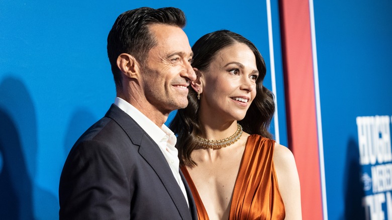 Hugh Jackman e Sutton Foster sorridono