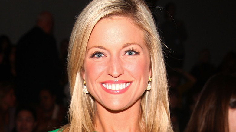 Ainsley Earhardt sorride davanti alle telecamere