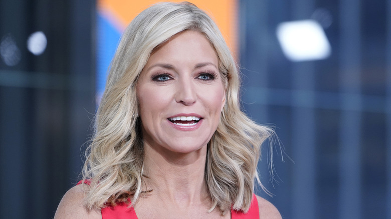 Ainsley Earhardt parla davanti alla telecamera