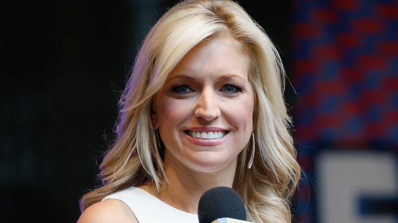 Ainsley Earhardt parla sul palco