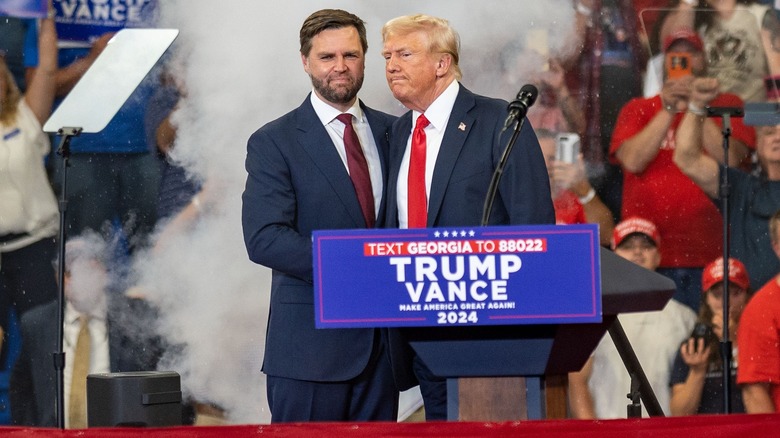 JD Vance Donald Trump dietro il podio