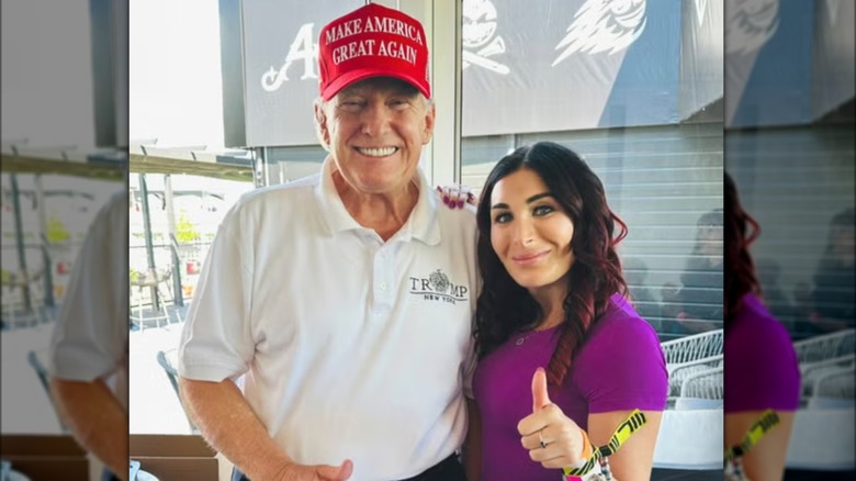 Laura Loomer posa Donald Trump