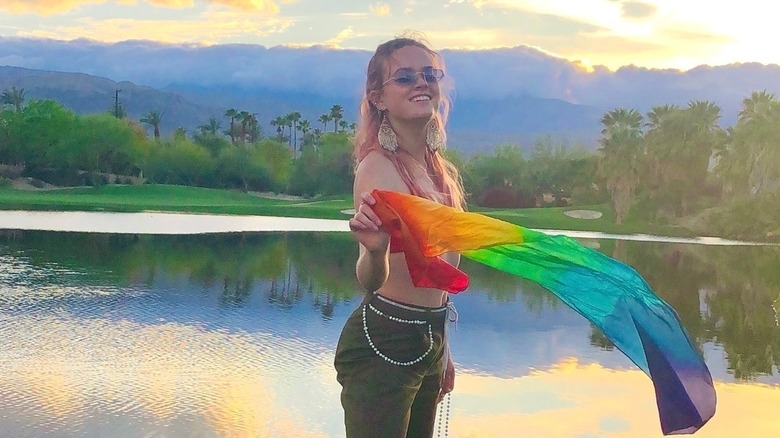 Ava Phillippe tiene in mano una bandiera arcobaleno