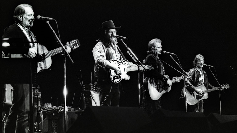 Willie Nelson, Waylon Jennings, Johnny Cash e Kris Kristofferson si esibiscono insieme sul palco come The Highwaymen