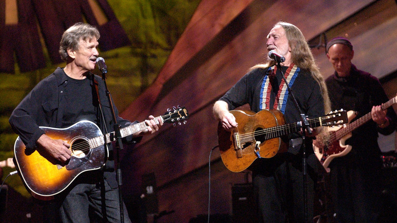 Kris Kristofferson e Willie Nelson si esibiscono insieme nel 2003