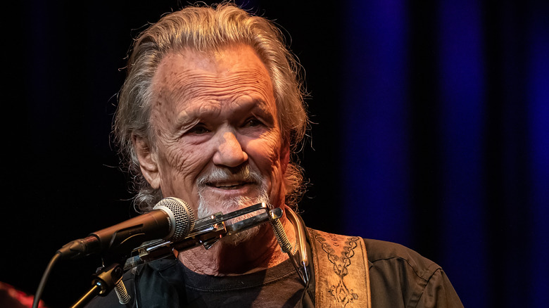 Kris Kristofferson sorridente sul palco nel 2019