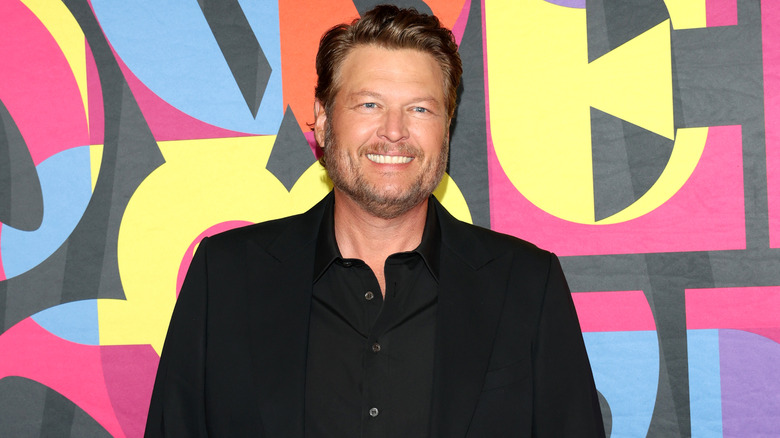 Blake Shelton indossa un blazer nero