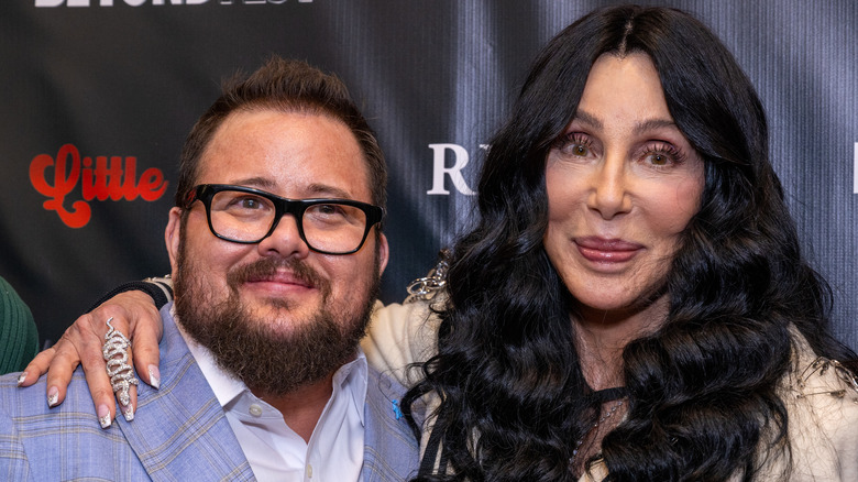 Chaz Bono, posa con Cher