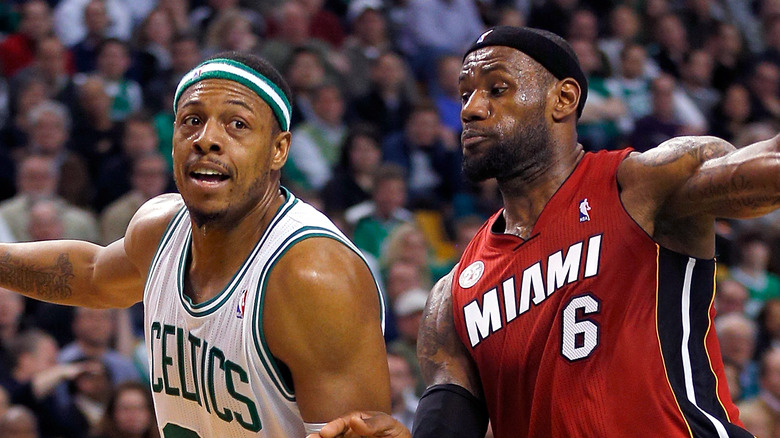 Paul Pierce e LeBron James giocano a basket