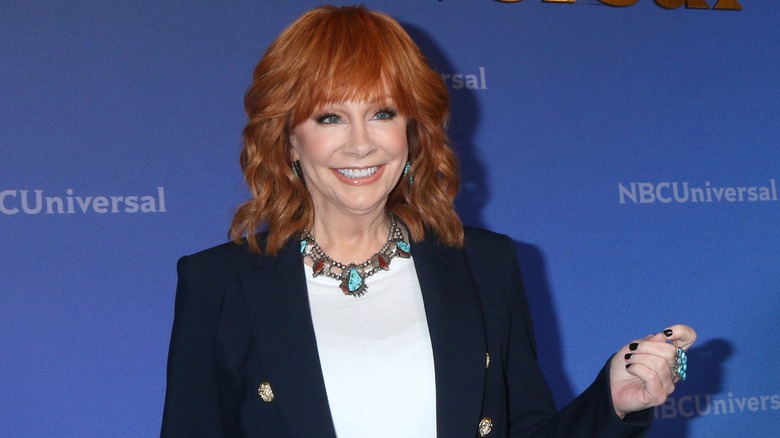 Reba McEntrie con la mano alzata