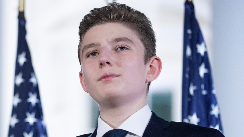 Barron Trump sorride