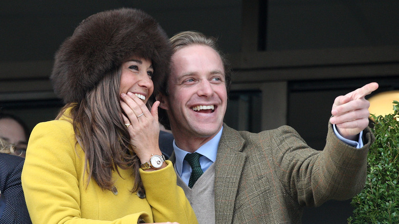 Pippa Middleton e Thomas Kingston sorridono