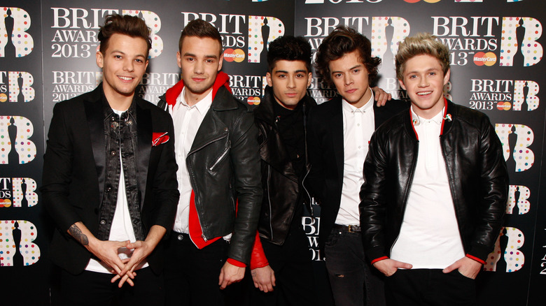 Gli One Direction posano insieme ai Brit Awards nel 2013