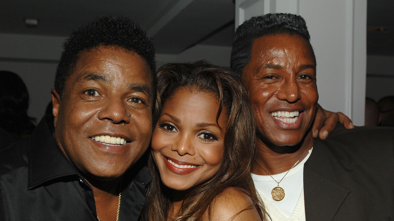 Janet Jackson posa con i suoi fratelli Tito (a sinistra) e Jermaine (a destra)