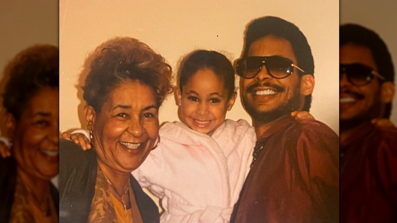 Raven Symoné posa con la madre Lydia Gaulden e il padre Christopher Pearman