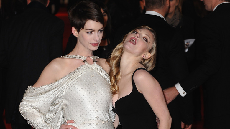 Amanda Seyfried e Anne Hathaway in posa