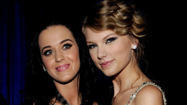 Katy Perry e Taylor Swift sorridono