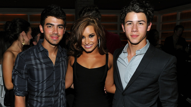 Demi Lovato posa tra Joe e Nick Jonas