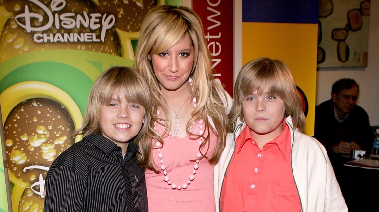 Ashley Tisdale posa con le gemelle Sprouse