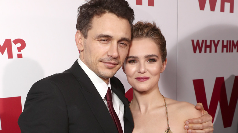 James Franco con un braccio intorno a Zoey Deutch