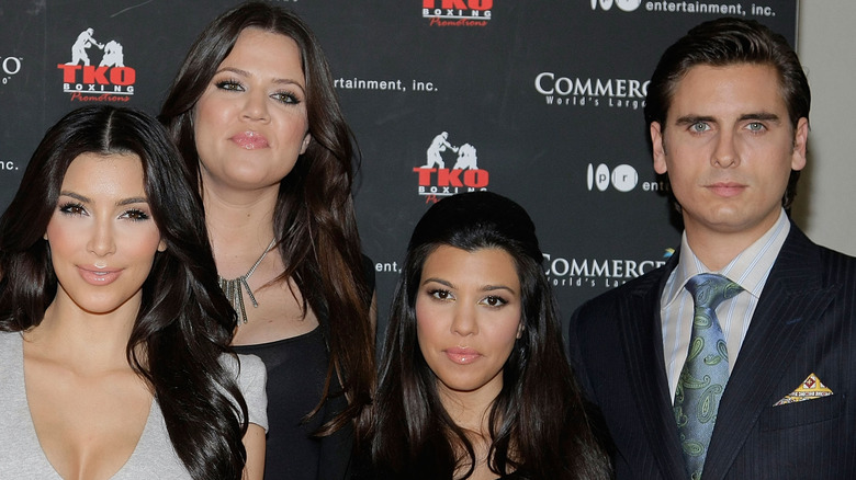 Le sorelle Kardashian posano con Scott Disick