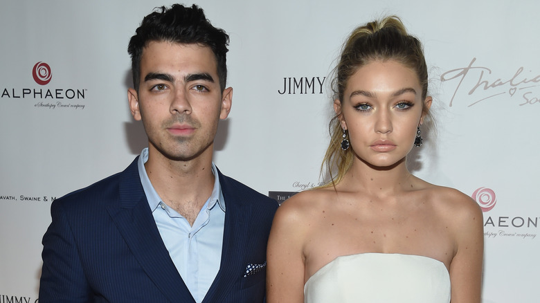 Joe Jonas, Gigi Hadid con espressioni vuote