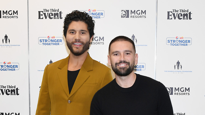 Dan + Shay sorridono