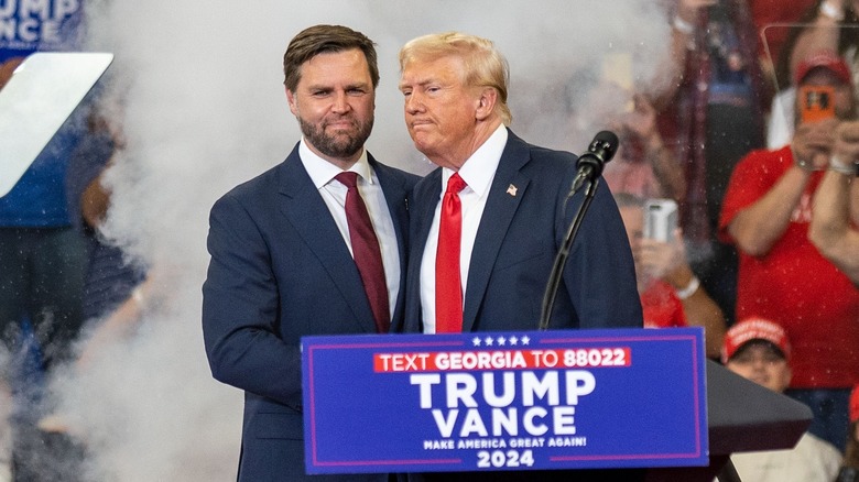 JD Vance e Donald Trump si stringono la mano all'evento elettorale