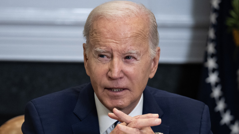 Joe Biden con le dita intrecciate davanti a sé