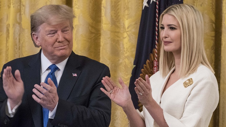 Donald Trump e Ivanka Trump applaudono