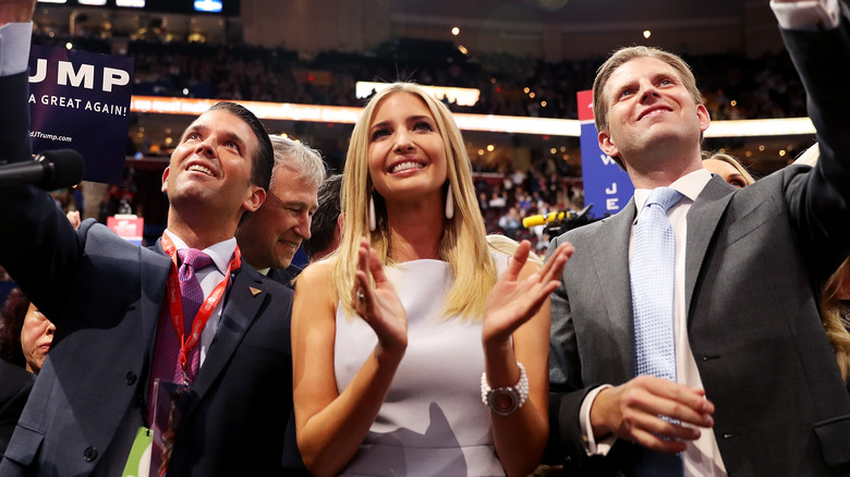 Donald Jr., Ivanka ed Eric Trump sorridono e applaudono