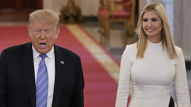 Donald Trump parla e Ivanka Trump sorride