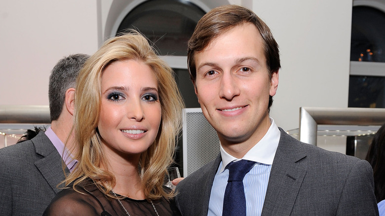 Ivanka Trump e Jared Kushner sorridono