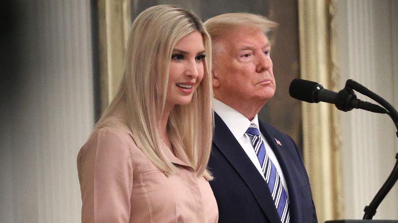 Ivanka Trump parla accanto a Donald Trump