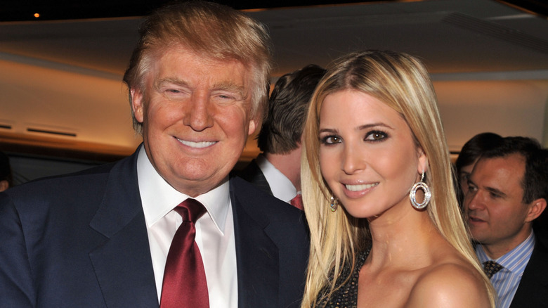 Donald Trump e Ivanka Trump sorridono