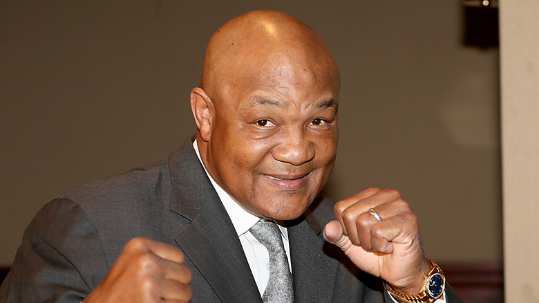 George Foreman sorride con i pugni alzati