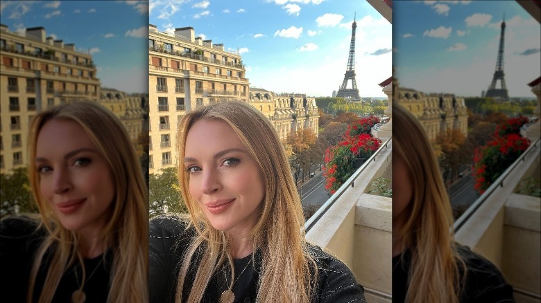 Lindsay Lohan con la Torre Eiffel sullo sfondo