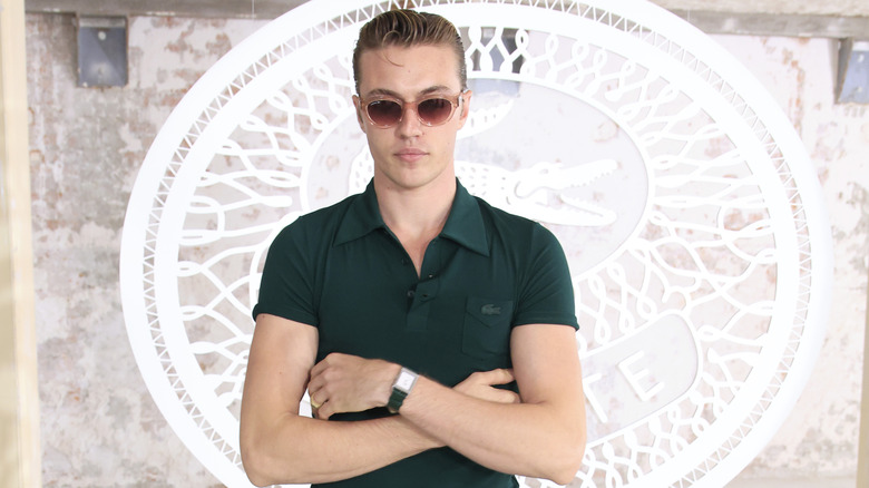 Lucky Blue Smith indossa un top verde