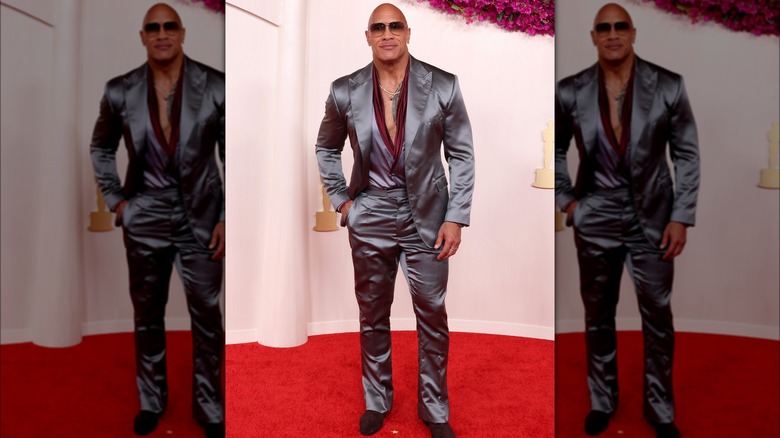 Abito grigio metallizzato di Dwayne Johnson