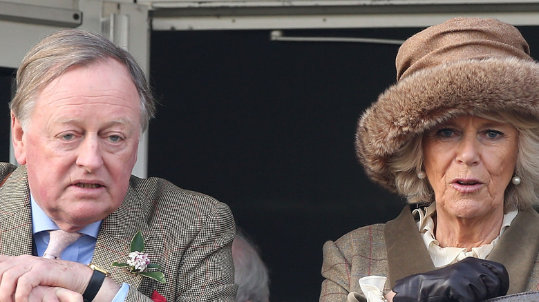 Andrew Parker Bowles e la Regina Camilla parlano da vicino