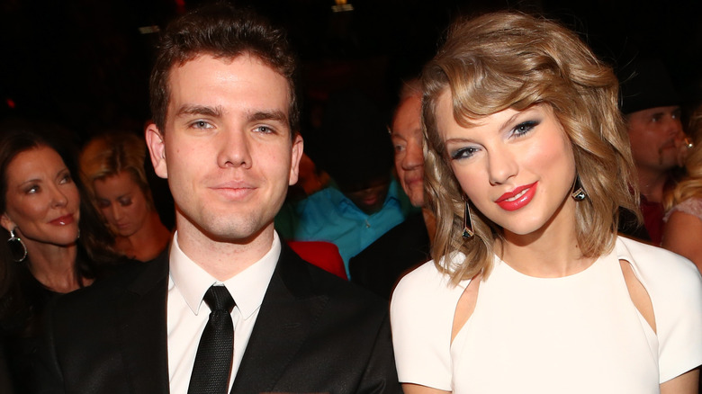 Austin e Taylor Swift seduti tra il pubblico durante una premiazione