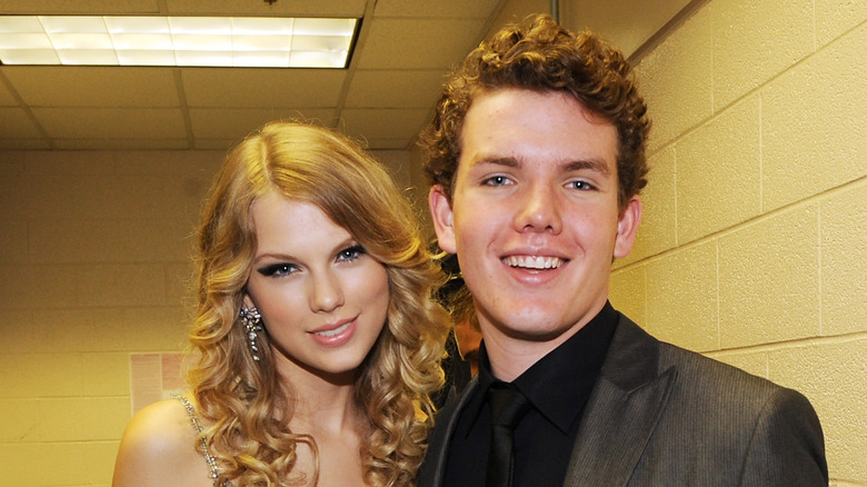 Un'Austin Swift adolescente in un corridoio con Taylor Swift