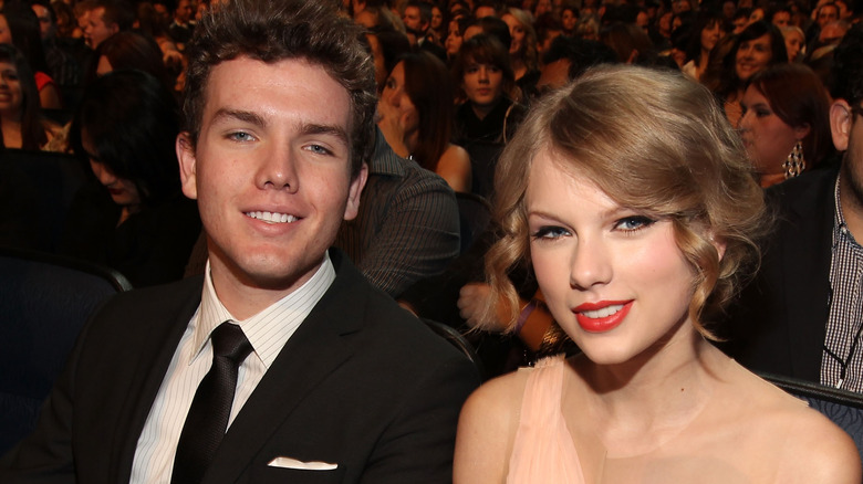 Austin e Taylor Swift seduti tra il pubblico durante una premiazione