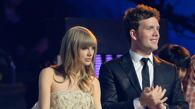 Austin e Taylor Swift in mezzo al pubblico durante una premiazione