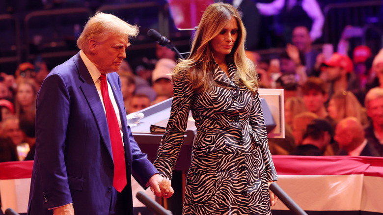 Donald e Melania Trump si tengono per mano