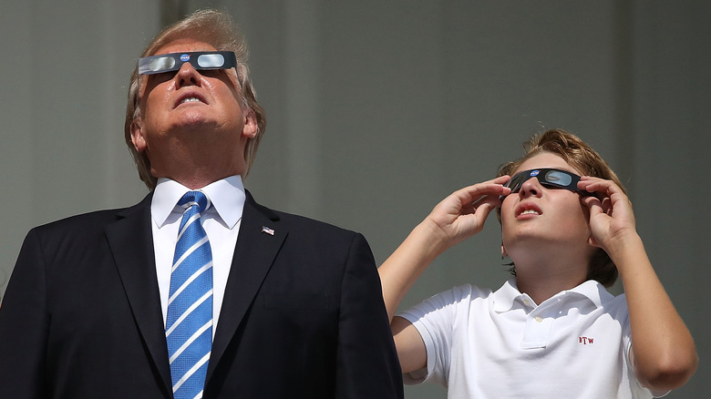 Donald Trump, Barron Trump indossa occhiali eclissi